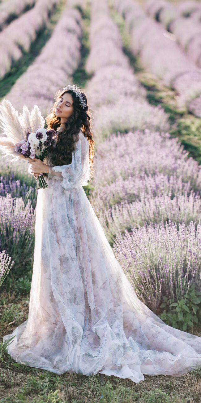 Braut im Lavendelfeld
